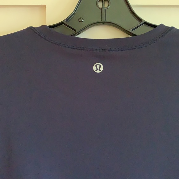 Lululemon navy top with mesh bottom detail - Picture 4 of 5